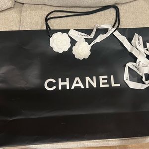 CHANEL LARGE GIFT SHOPPING BAG PLUS TWO FLOWERS AND RIBBON